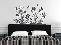 Wandtattoo Blumenwiese im Schlafzimmer in schwarz