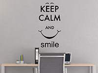 Wandtattoo Keep calm and smile im Arbeitszimmer