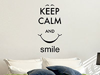 Englisches Wandtattoo Keep calm and smile über dem Bett