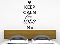 Wandtattoo Keep calm and love me im Schlafzimmer