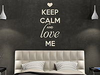 Englisches Wandtattoo Keep calm and love me auf dunkler Wand