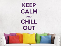 Englisches Wandtattoo Keep calm and chill out über der Couch