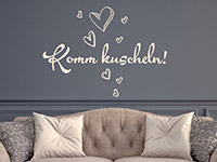 Wandtattoo Komm kuscheln! über der Couch in beige