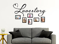 Fotorahmen Wandtattoo Lovestory im Wohnzimmer über dem Sofa