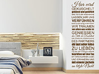 Spruchbanner Wandtattoo Hier wird gekuschelt auf heller Wand