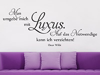 Zitat Wandtattoo Man umgebe mich mit Luxus... über der Couch