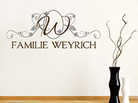 Wandtattoo Familienname mit Ornament im Flur