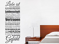 Spruchband Wandtattoo Liebe ist... auf heller Wand