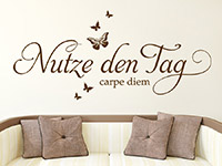 Carpe diem Wandtattoo Nutze den Tag Schmetterlinge über dem Sofa