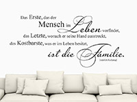 wunderschön geschwungenes Wandtattoo Zitat die Familie im Wohnzimmer