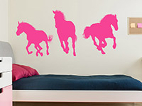 Wildpferde Wandtattoo über dem Bett in pink