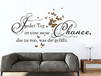 zweifarbiges jeder Tag Wandtattoo im Wohnzimmer