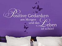 Zweifarbiges Wandtattoo Positive Gedanken auf dunkler Wand