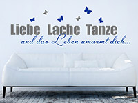 Mehrfarbiges Wandtattoo Liebe Lache Tanze über dem Sofa