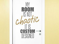 Englisches Wandtattoo My room is not chaotic it is custom designed