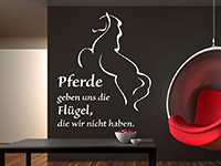 Wandtattoo Spruch Pferde geben uns die Flügel auf dunklem Hintergrund