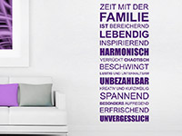 Familien Wandtattoo Zeit mit der Familie ist... in Farbe neben einem Sofa
