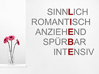 Romantisches Wandtattoo Sinnliche Liebe auf heller Wand