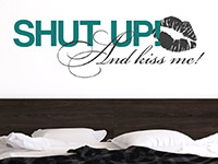 Wandtattoo Shut up! And kiss me! im Schlafzimmer in türkis und grau