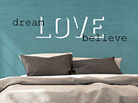 Dream Love Believe Wandtattoo im Schlafzimmer