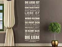 Korinther Wandtattoo Liebe hört niemals auf in heller Farbe auf dunkler Wand