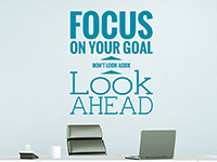 Motivierendes Wandtattoo Focus on your goal über dem Arbeitsplatz