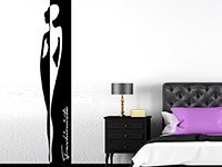 Wandtattoo Banner Fashionista im Schlafzimmer neben dem Bett