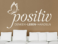 Motivierendes Wandtattoo Positiv denken über der Couch