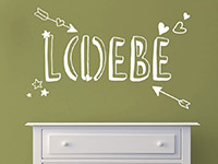 Modernes L(i)ebe Wandtattoo auf farbiger Wand im Flur