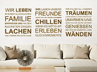 Wandtattoo In einer glücklichen Familie im Wohnzimmer