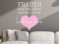 Wandtattoo Frauen muss man nicht verstehen... im Wohnzimmer