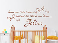 Wandtattoo Liebe Baby Schmetterlinge auf hellem Hintergrund