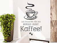 Humrovolles Wandtattoo Passwort Kaffee auf heller Wand