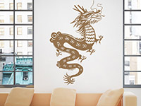 Chinesisches Wandtattoo Fernöstlicher Drache auf heller Wand