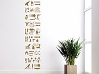 Wandbanner Hieroglyphen auf heller Wandfläche