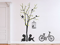 Wandtattoo Baum mit Kindern und Fahrrad im Wohnzimmer