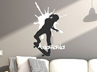 Jugend Wandtattoo Skater Girl mit Wunschname auf farbiger Wand
