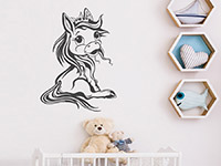 Süßes sitzendes Wandtattoo Pony auf hellem Hintergrund
