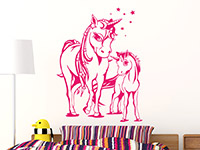 Wandtattoo Einhorn mit Fohlen im Kinderzimmer in pink