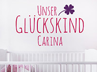 Zweifarbiges Wandtattoo Glückskind mit Wunschname als buntes Highlight im Babyzimmer