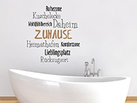 Zweifarbiges Wandtattoo Zuhause auf heller Wand im Bad