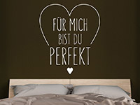 Spruch Wandtattoo Für mich bist du perfekt auf dunkler Wandfläche