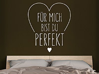 Spruch Wandtattoo Für mich bist du perfekt auf dunkler Wandfläche