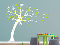 Wandtattoo Sternenbaum im Kinderzimmer auf farbiger Wand