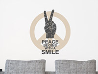 Wandtattoo Peace begins with a smile im Wohnzimmer