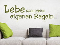 Wandtattoo Lebe nach deinen eigenen Regeln über der Couch