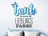 Zweifarbiges Wandtattoo Bunt ist meine Lieblingsfarbe über einer Couch