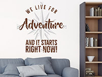 Zweifarbiges Wandtattoo We live for Adventure im Wohnzimmer