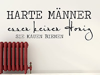 Wandtattoo Spruch Harte Männer auf hellem Hintergrund