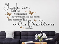 Wandtattoo Glück ist Zeit mit Menschen im Wohnzimmer